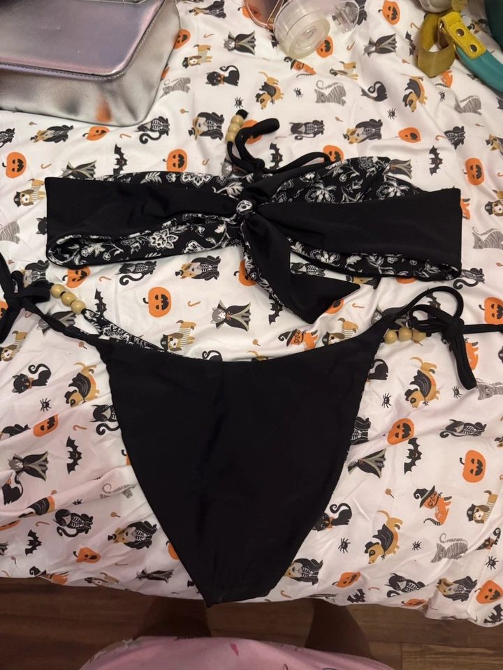 Top de bikini Hollister para mujer talla pequeña negro reversible patrón bandeau lotus Foto 4 de 4