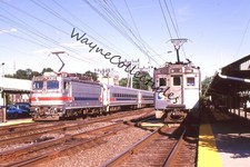Estación Septa AEM-7 2303 y Silverliner 407 Meet Catenary PA 35 mm extensión (742)