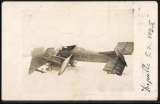 Fotografie abgest&uuml;rzes Flugzeug im Schnee, 1925