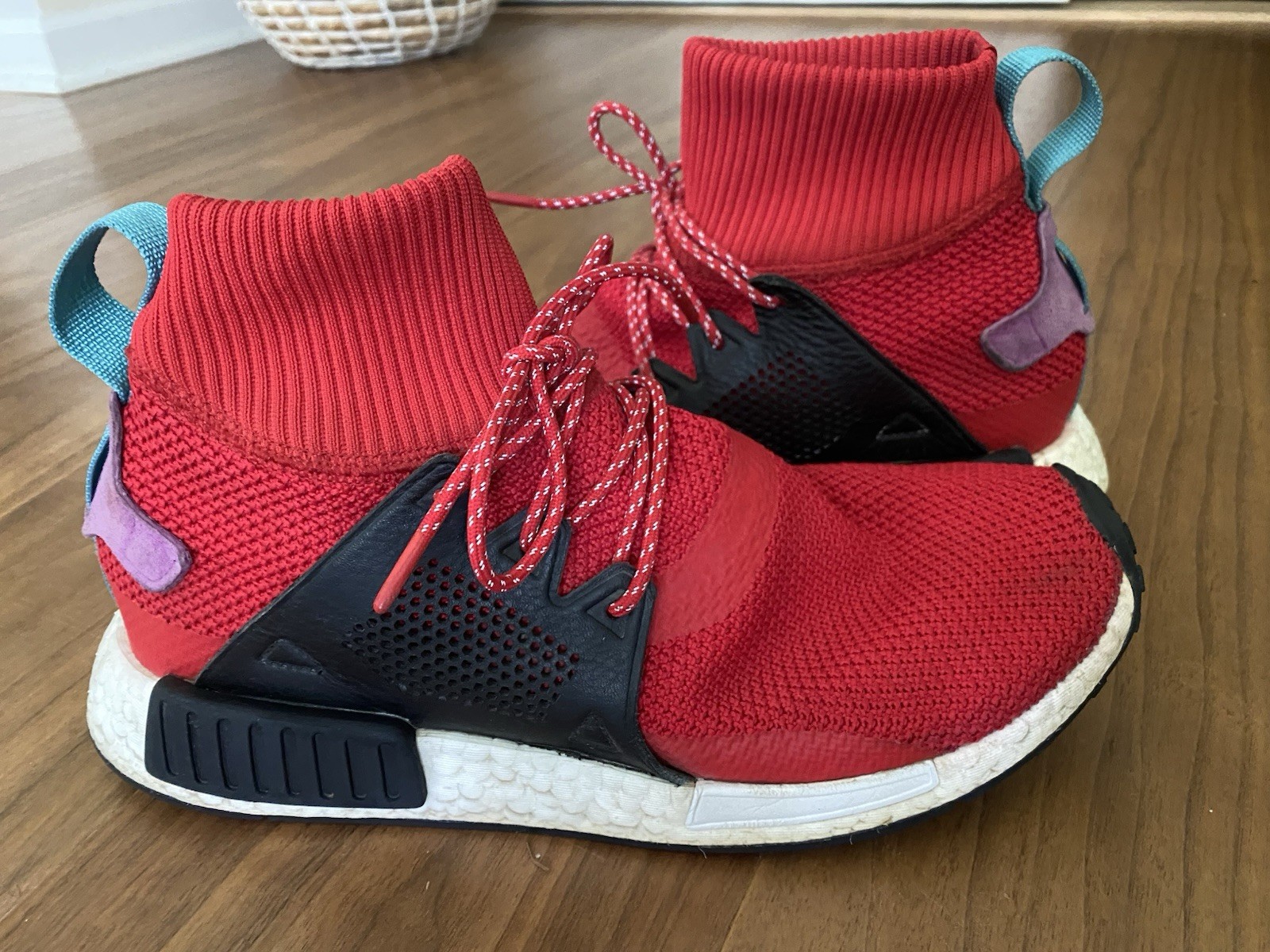 SAOLA Adidas NMD Hu Pharrell Williams taglia 9 5 rosso teal boost sneakers confezione solare