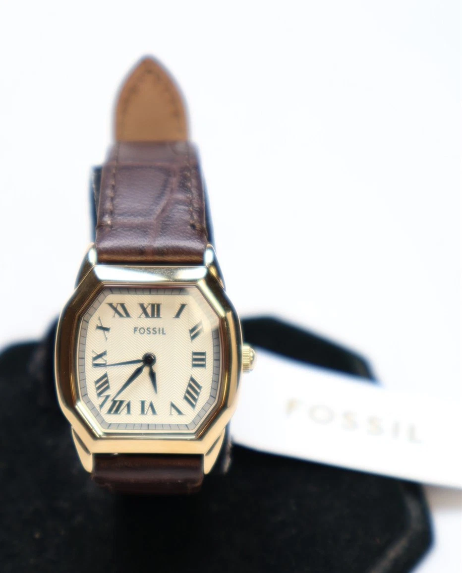 Fossil Leather 30 m (3 ATM) Water Resistance Wristwatches  display picture 3