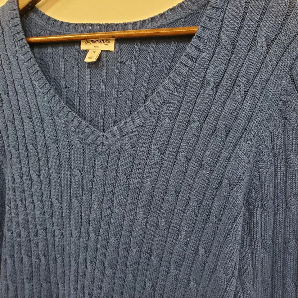 Suéter St Johns Bay para Mujer Tejido con Cable Cuello en V Talla 1X Azul Clásico Invierno Oficina Foto 2 de 4