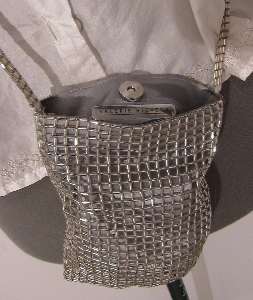 Cartera bandolera Valerie Stevens plateada con cuentas Foto 2 de 4