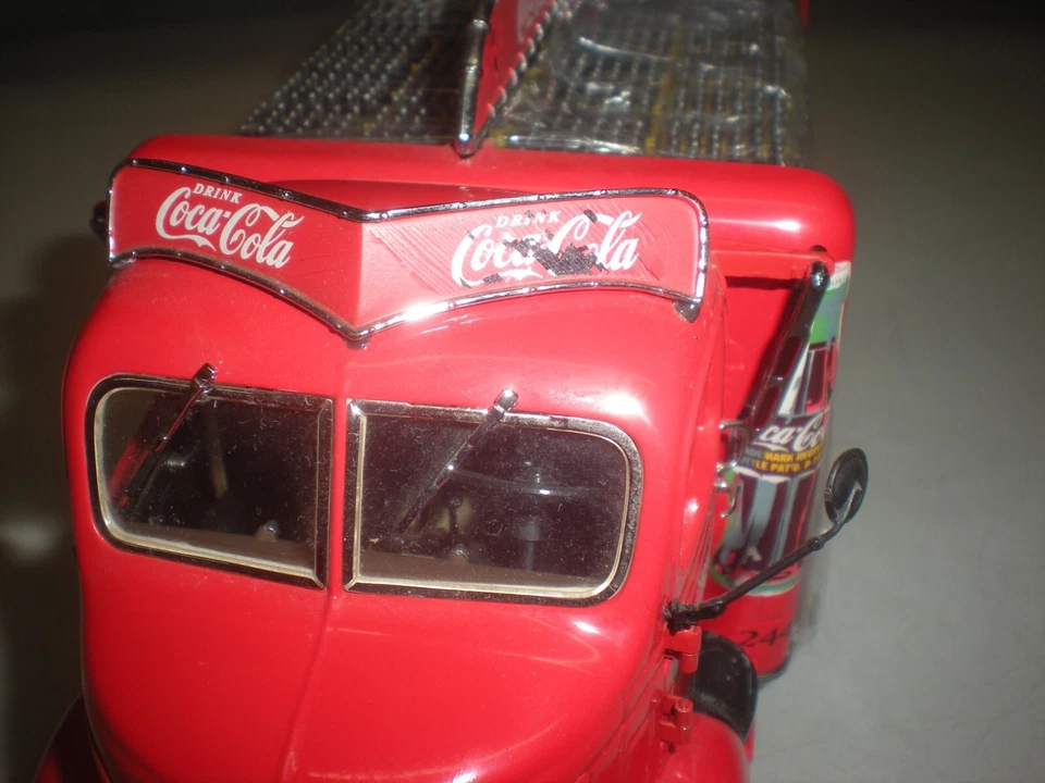 Danbury Mint 1938 Coca-Cola Delivery Truck with Pop Cases - 1:24 Scale - Image 4 of 4
