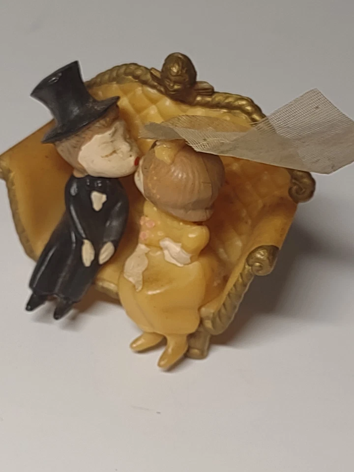 Decoración de pastel de boda Wilton 1975 novia y novio besándose en pastel decoración de pastel vintage Foto 2 de 4