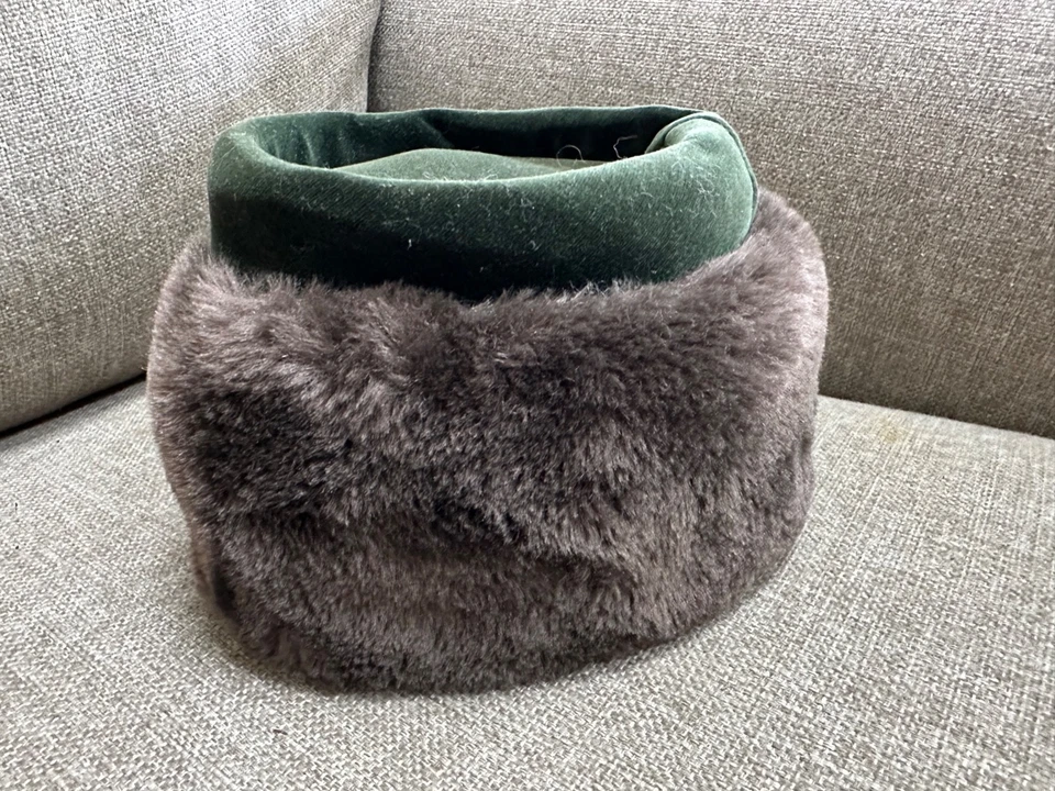 Vintage 1950's Green Velvet and Faux Fur Fascinator Pillbox Hat, Small - Image 2 of 4