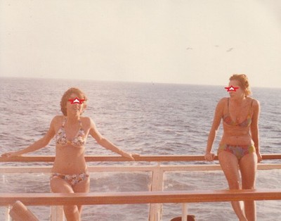 Photo Pretty Young Women In Bikini Snapshot