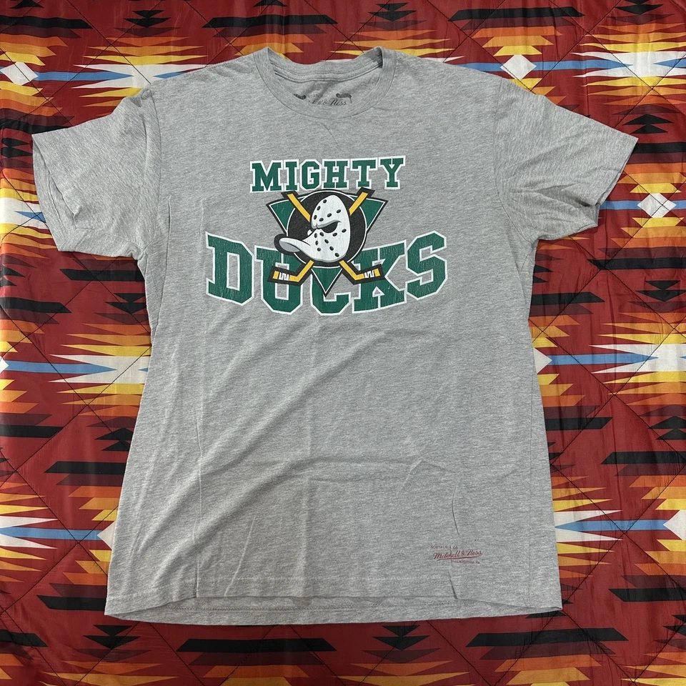 Camiseta Masculina Mitchell & Ness Anaheim Ducks NHL Ducks Cinza Média - Imagem 3 de 4