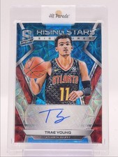 TRAE YOUNG 2018-19 SPECTRA RISING STARS SIGNATURES NEON BLUE AUTO /60 Q4588