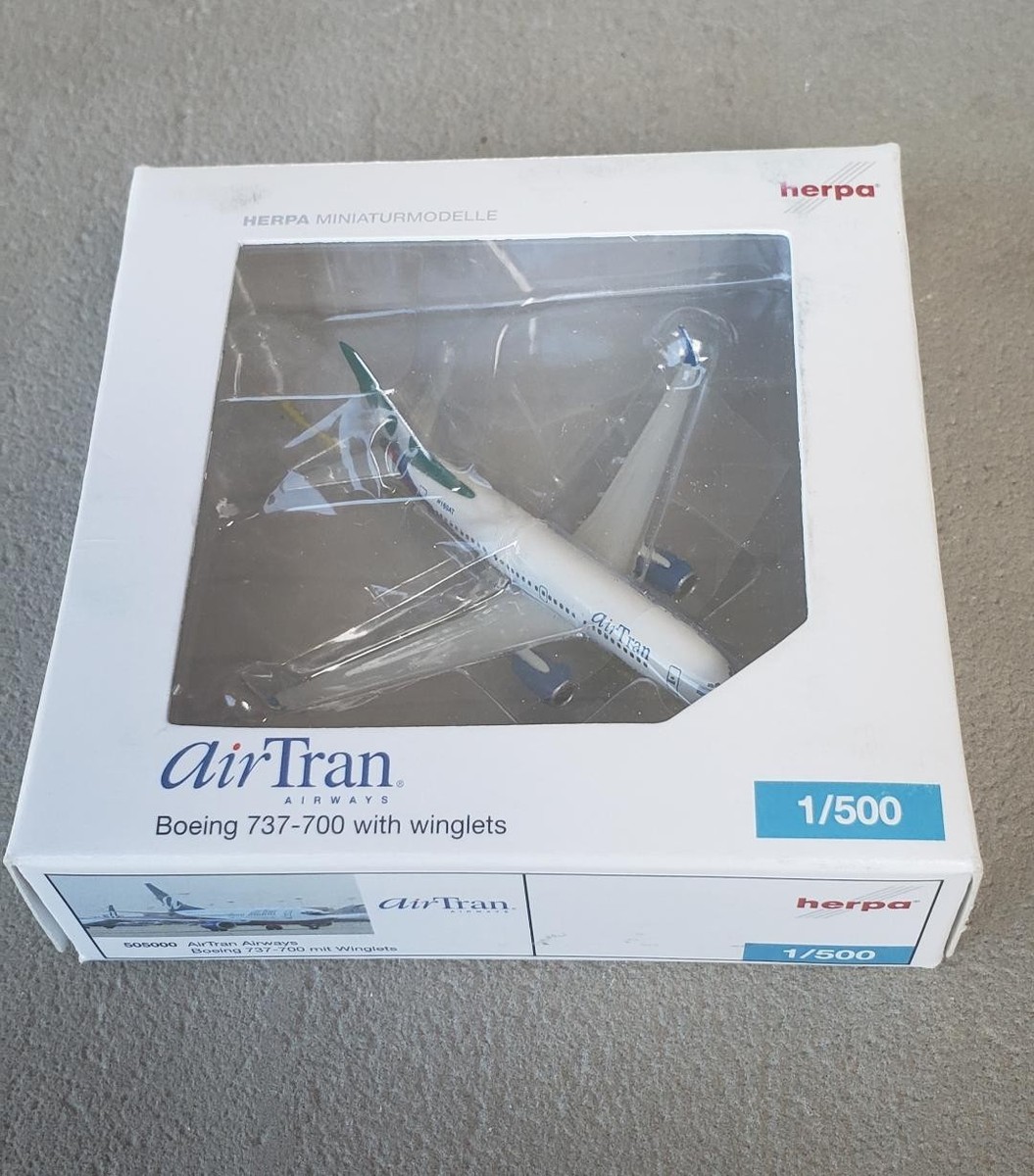 Herpa Air Tran Boeing 737-700 with winglets & tarmac display 1/500