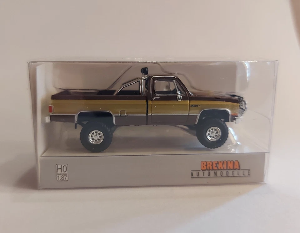 Brekina 19653 Chevy C20 GMC Sierra Grande Off-Road "Ein Colt für.. " BJ 1981 OVP - Bild 2 von 4