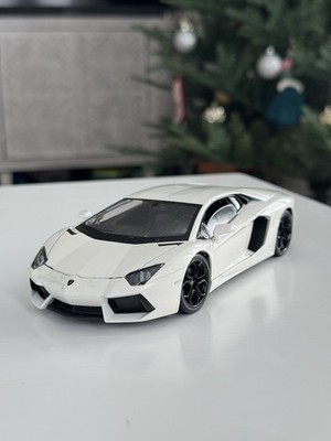 Lamborghini Aventador Coupe - 1:24 Scale Diecast Model Car - White