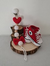 Set regalo bebè bianco e rosso , scarpine e catena portaciuccio, regalo baby