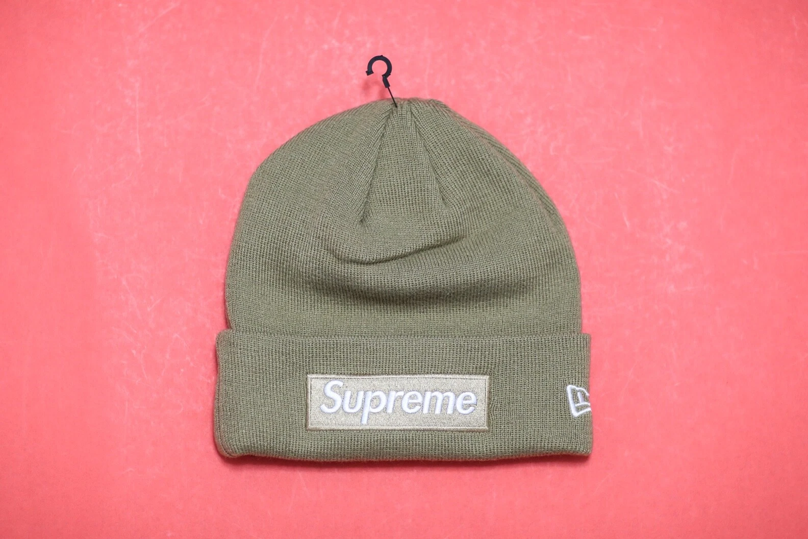 Boîte Supreme x New Era logo bronzage sable foncé beanie FW23