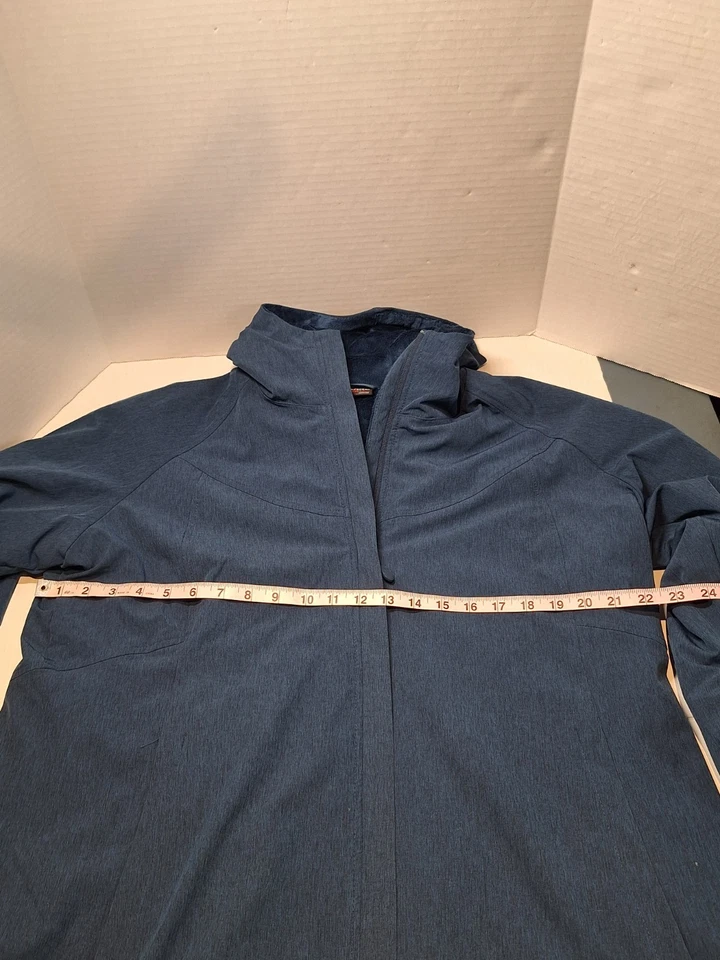 Chaqueta con cremallera Kirkland Signature. Talla XL. Forrado de felpa, bolsillos, capucha, azul Foto 3 de 4