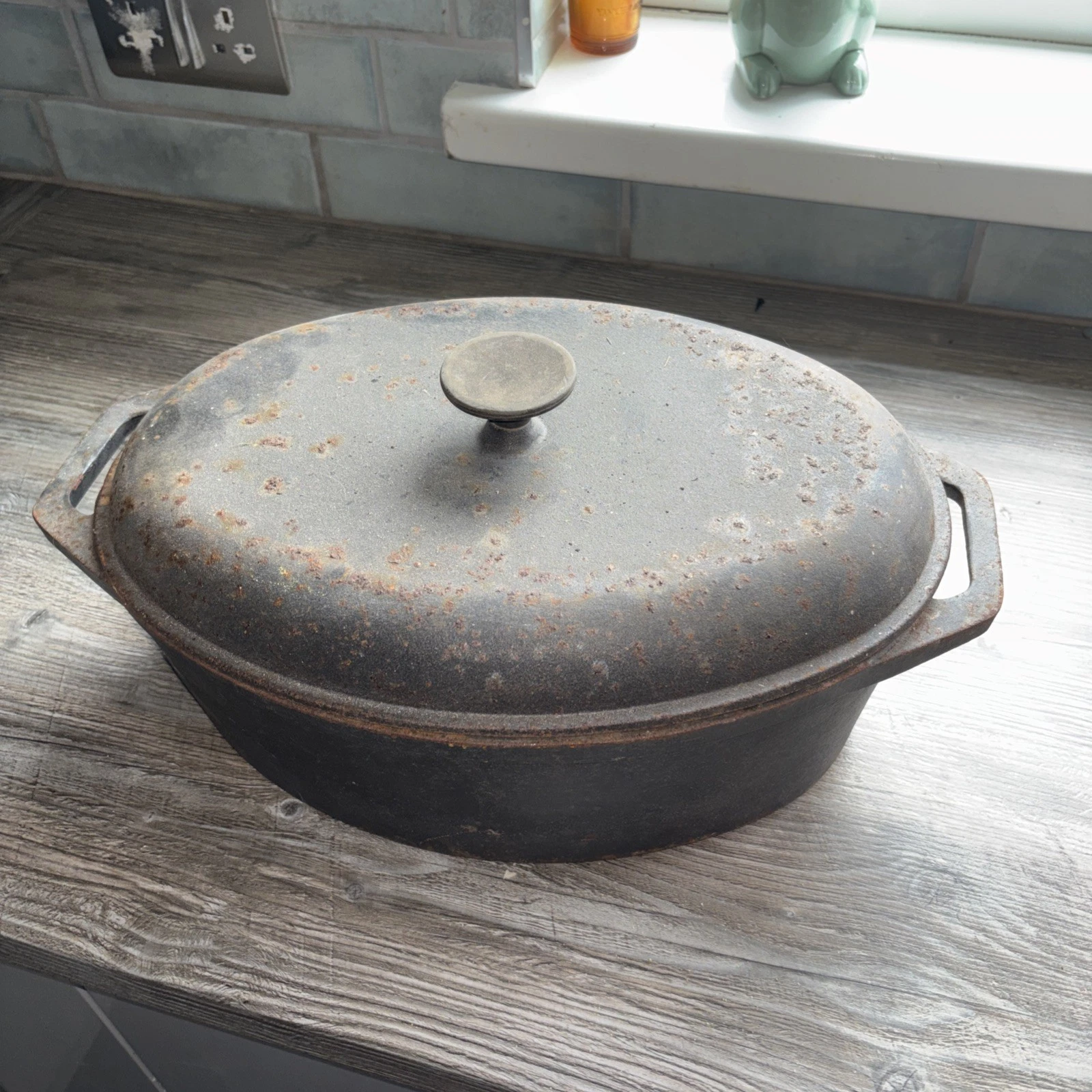 Vintage cast iron cooking pot Dutch Oven collectible