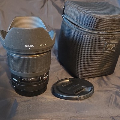 [Excellent Condition] Sigma 24mm f/1.8 EX DG Wide Angle, lens hood and case. 