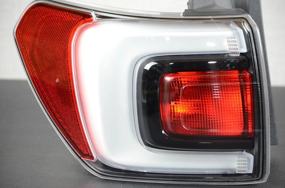 ¡Perfecto! GMC Acadia 2017-2019 luz trasera LED conductor izquierdo izquierda exterior transparente OEM Foto 4 de 4