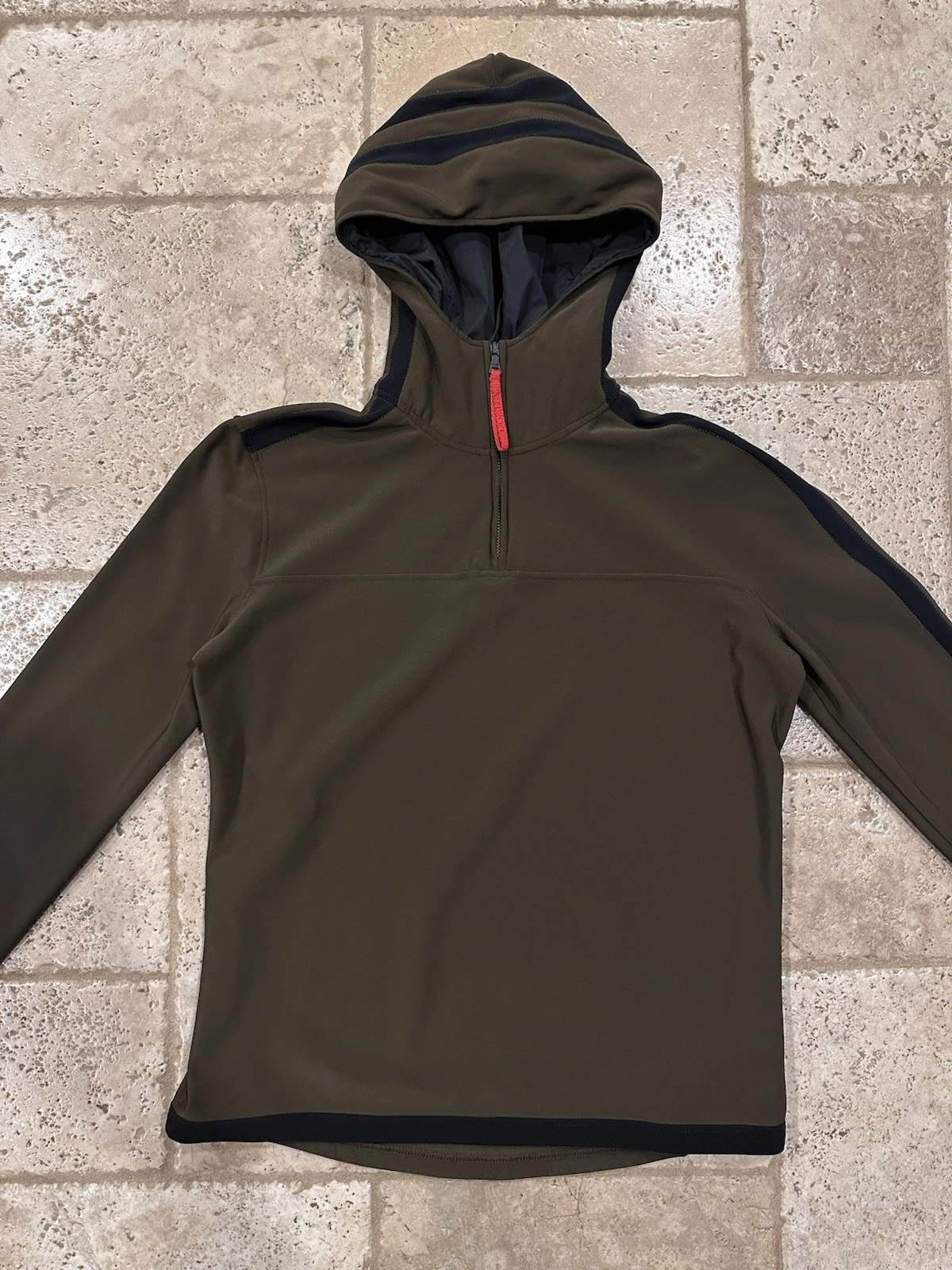 Felpa con cappuccio Prada verde oliva nylon tecnico quarto zip logo rosso linguetta ��