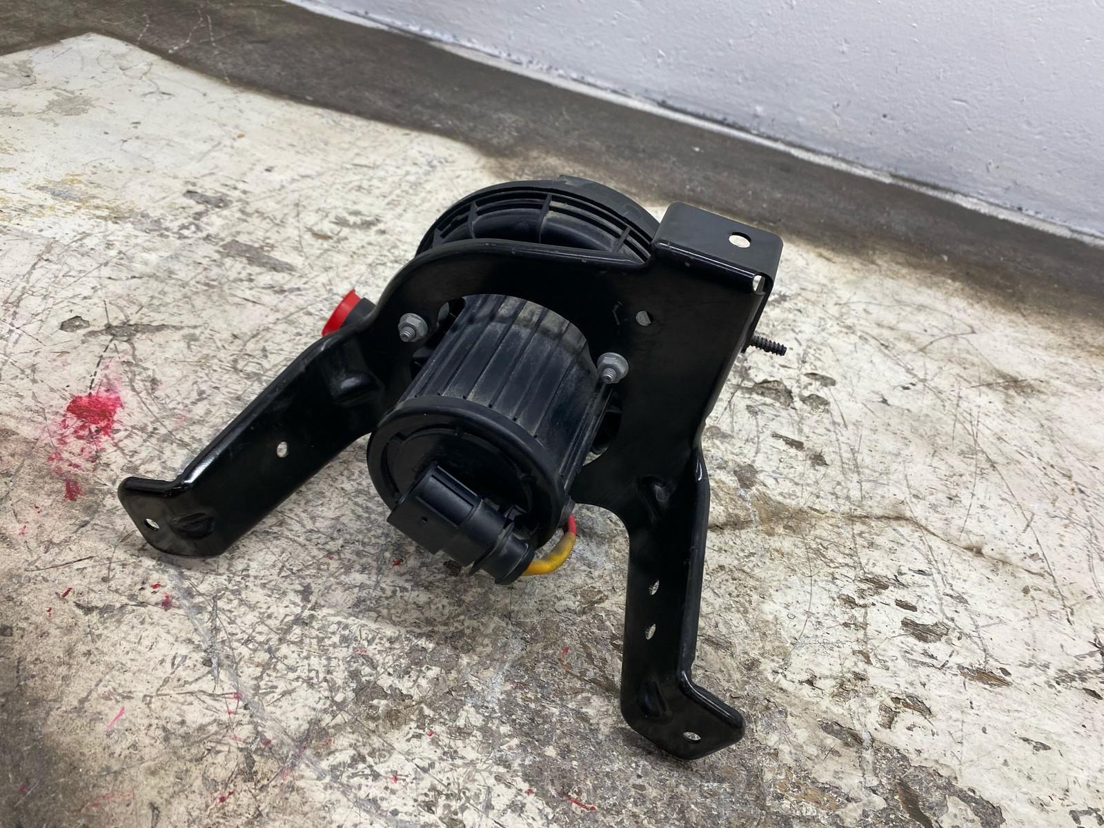 2010-2020 BENTLEY MULSANNE OEM FRONT RIGHT SECONDARY INJECTION PUMP W/ BRACKET