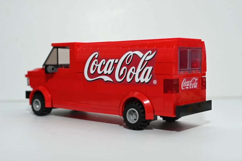 Modelo de furgoneta de reparto Soder roja personalizada compatible y construida con ladrillos LEGO® reales Foto 2 de 2