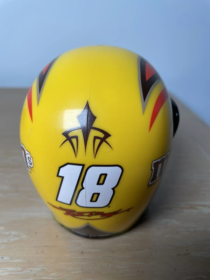 Mini casco de carreras Kyle Busch LE NASCAR #18 Winner's Circle M&M #/7.500 Foto 4 de 4