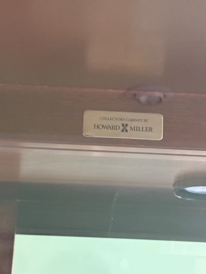 Armario Curio Iluminado y Llave de Howard Miller Grande Foto 4 de 4