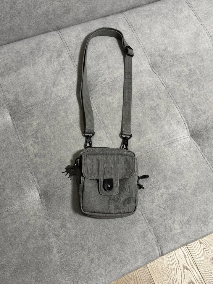 Mini Bolso Bandolera Mensajero Vintage Kipling Gris Militar Nylon Mono Y2K Foto 3 de 4