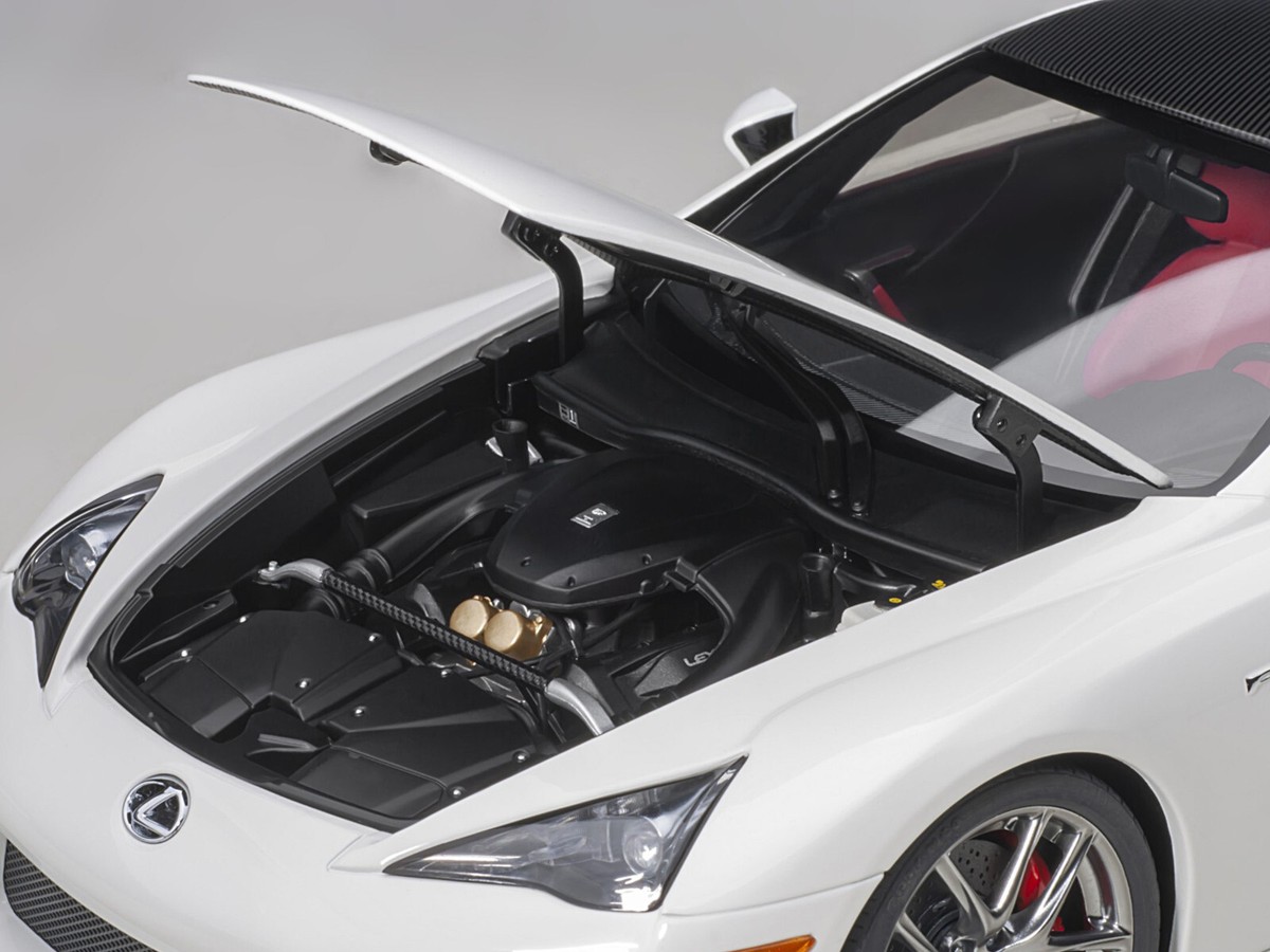 LEXUS LFA WHITEST WHITE W/CARBON TOP 1/18 MODEL CAR BY AUTOART