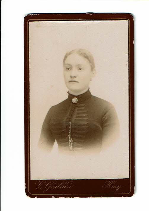 CDV Galissard Tarascon - Jeune Fille Avec Album Photo, Photo Ancienne