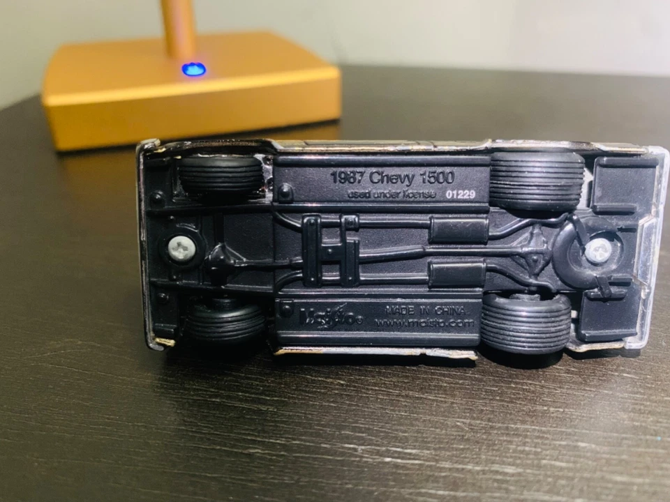Rare car. Maisto 1987 chevy 1500 #22 01223 Black & Gold. - Image 4 of 4