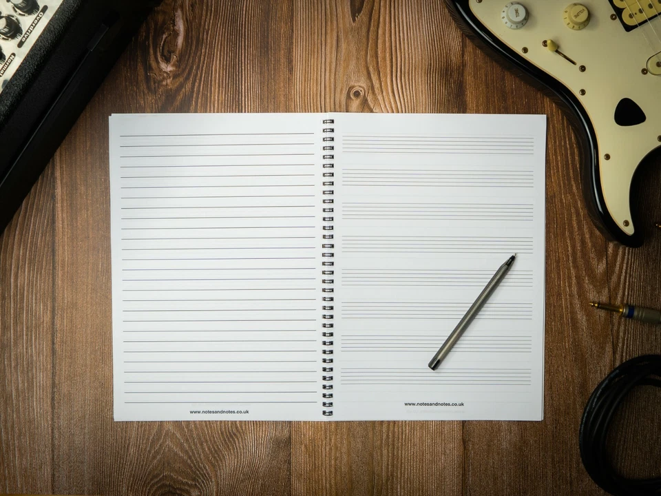 Caderno de composição musical A4 8 pautas manuscritas e papel de nota forrado piano - Imagem 2 de 4