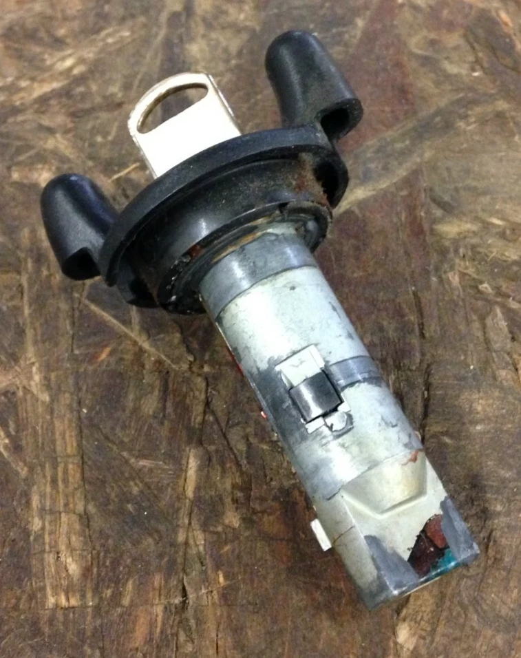 2000 gmc sierra ignition switch w/ key 2000-2002 chevy silverado - Image 2 of 2