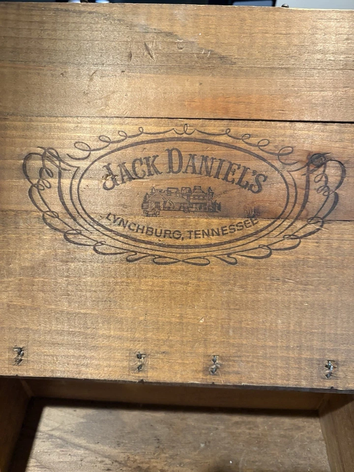 Vintage Jack Daniels Antiguo No. Caja de madera 7 con ganchos metálicos Foto 4 de 4