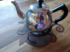 Friesische Teekanne Metall mit Stövchen handgeschmiedet rostiger Stahl Ranken