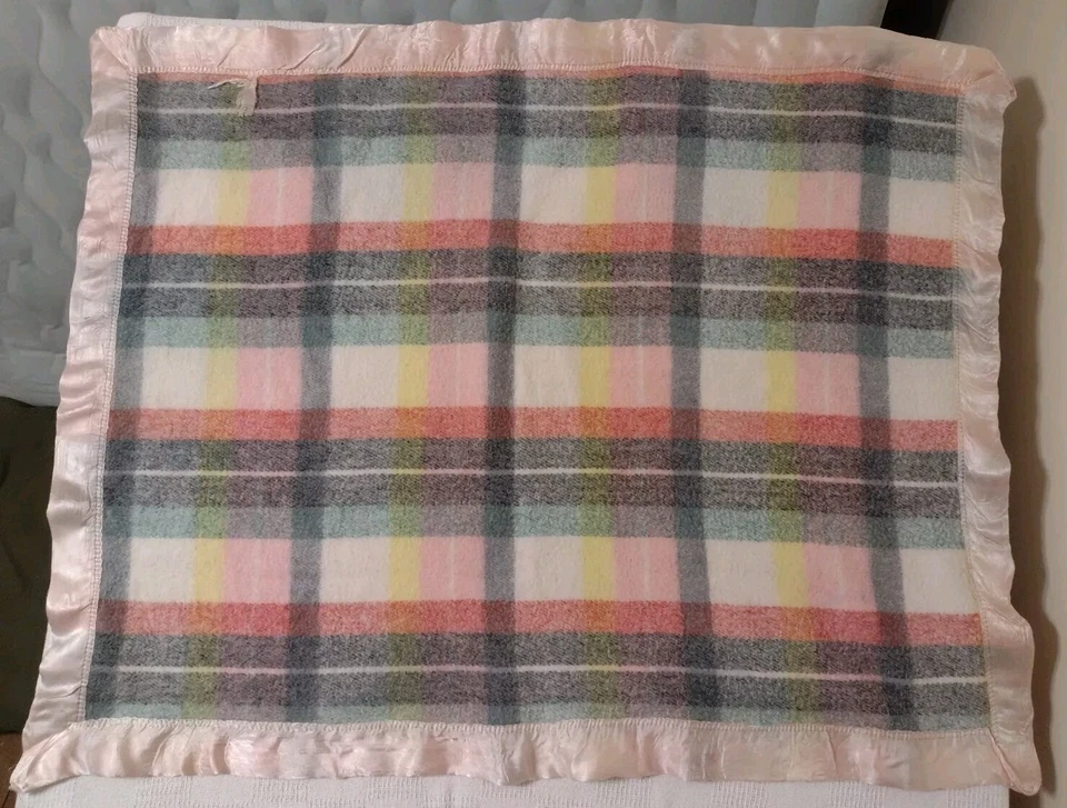 Manta de bebé a cuadros pastel Beacon de colección mezcla de lana rosa borde satinado 42x34 Foto 3 de 4