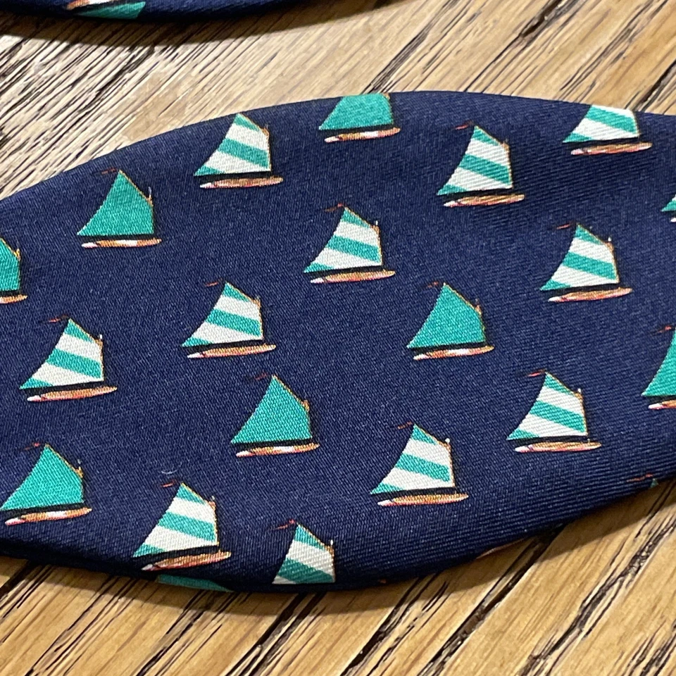 Gravata borboleta masculina ajustável vintage em excelente estado usado Alynn seda EUA estampa veleiro - Imagem 2 de 4