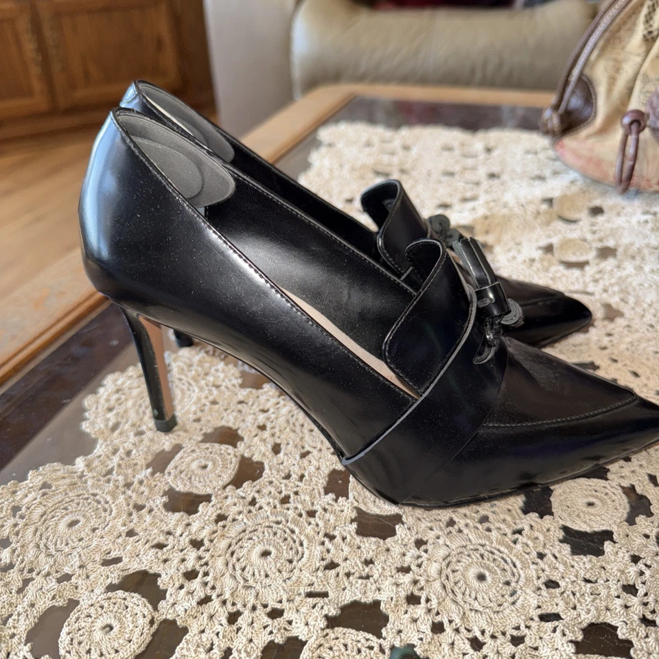 Banana Republic Talla 6.5 Tacones Negros Cuero Usado en Excelente Condición Stiletto Puntiagudos Borlas Foto 3 de 4