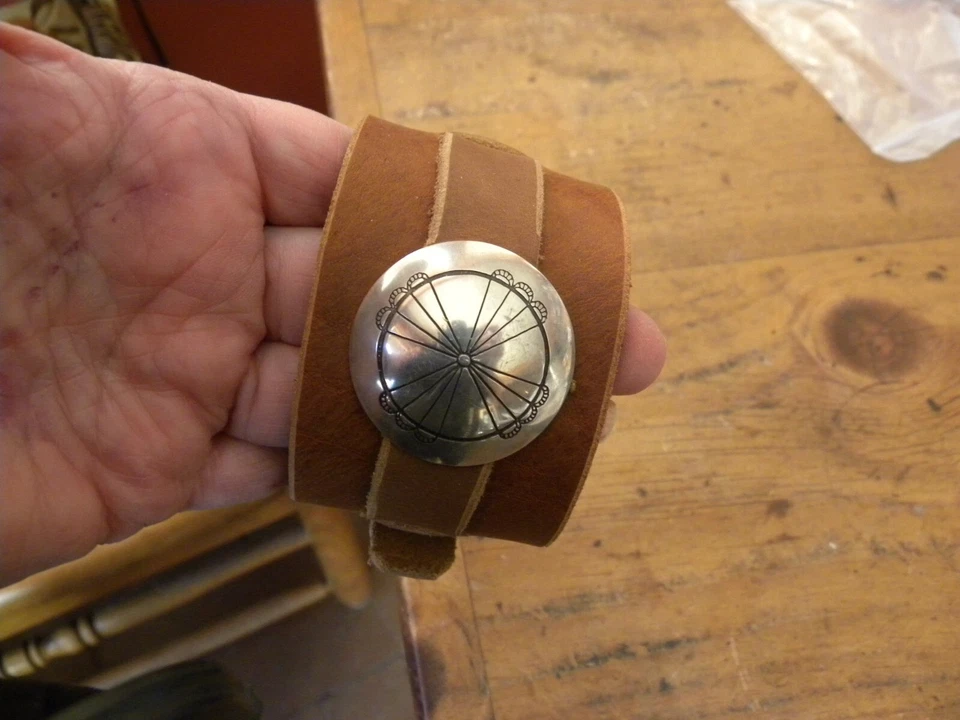 PULSERA CONCHO DE CUERO Y PLATA DE LEY POR SCOTT PARKER HECHA A MANO 7-1/2" Foto 2 de 3