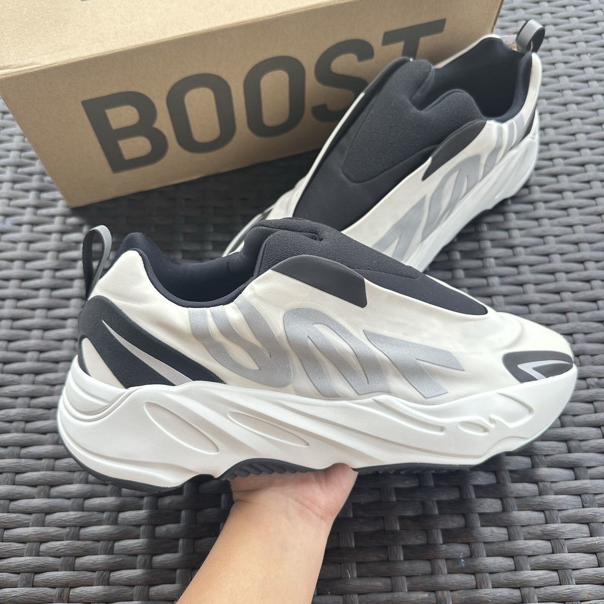 Adidas Yeezy Boost 700 MNVN Laceless Analog Men's Shoes Adidas Yeezy Boost 700 MNVN Laceless Analog Men's Shoes
