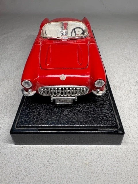 1957 Chevrolet Corvette vermelho conversível fundido em escala 1/18 com suporte sem caixa - Imagem 2 de 4