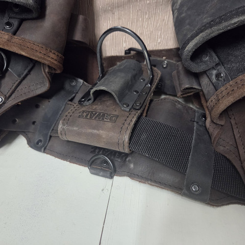 DEWALT Leather Tool Belt w/ Pouches & Hammer Holder Brown/Black