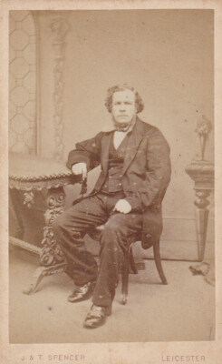 VICT. C.D.V. FOTO - MANN SITZT AM TISCH. J@ T SPENCER, LEICESTER