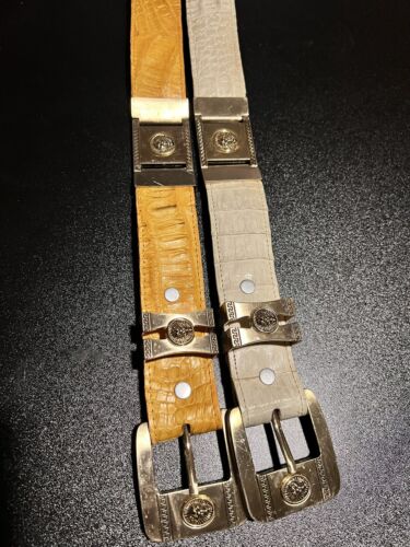 Dos cinturones de cuero uno de cuero dorado y blanco eslabones cuadrados de oro blanco - Imagen 1 de 11