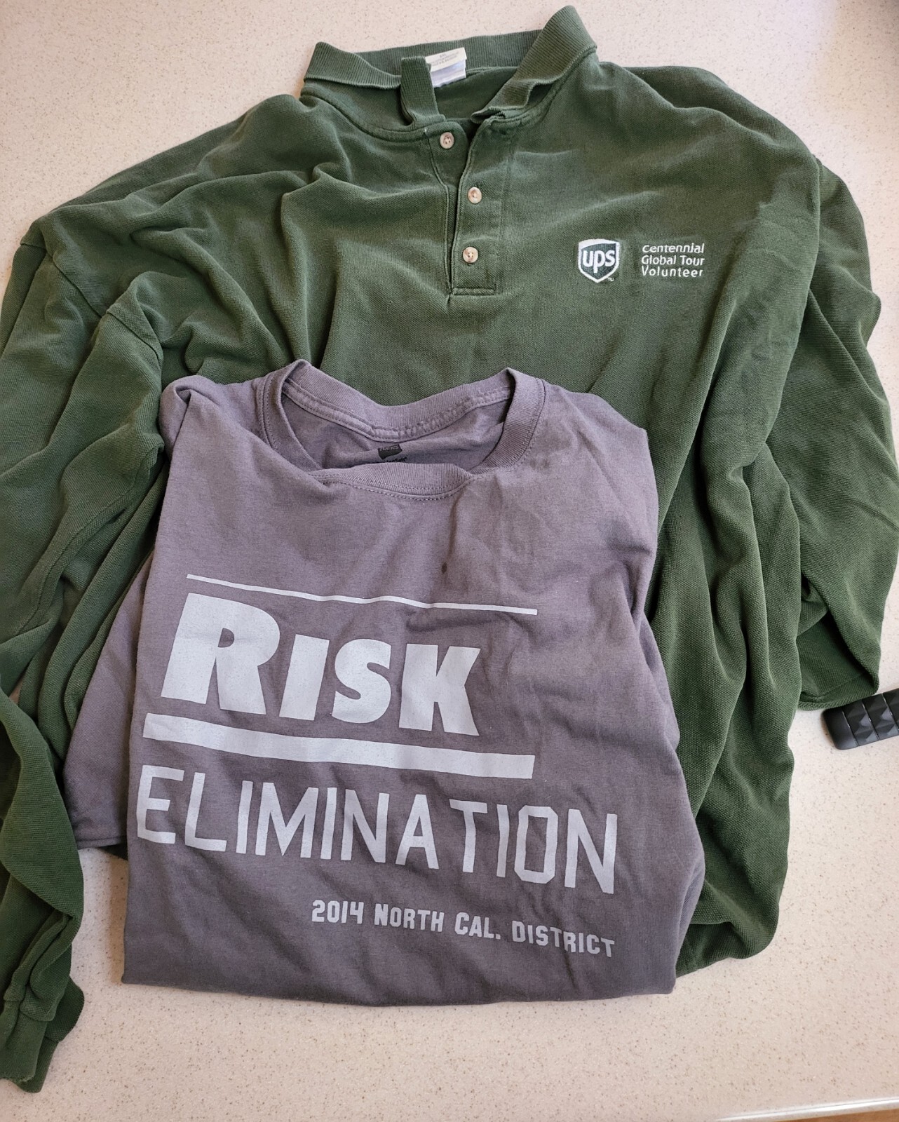 Two United Parcel Service (UPS®) Camicie Uomo Una T Shirt Altra Polo Maniche Lunghe