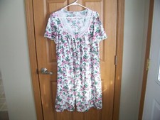 VTG LORRAINE WOMENS BUTTON FRONT NIGHTGOWN OR ROBE W/LACE  ROSES SMALL/MED NICE