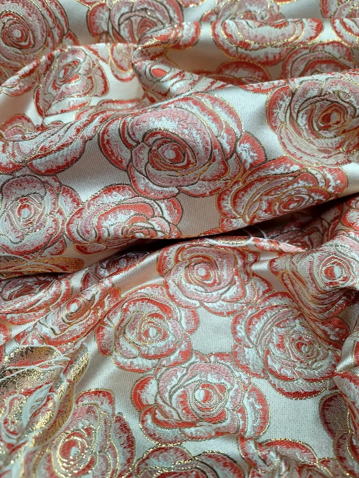 Vestido Coral Dorado Floral Metálico Brocado Tela Vendido por Yarda Fondo Beige Foto 4 de 4