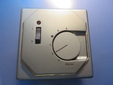 Merten Octocolor Raumtemperaturregler Bronze mit Rahmen und Goldring