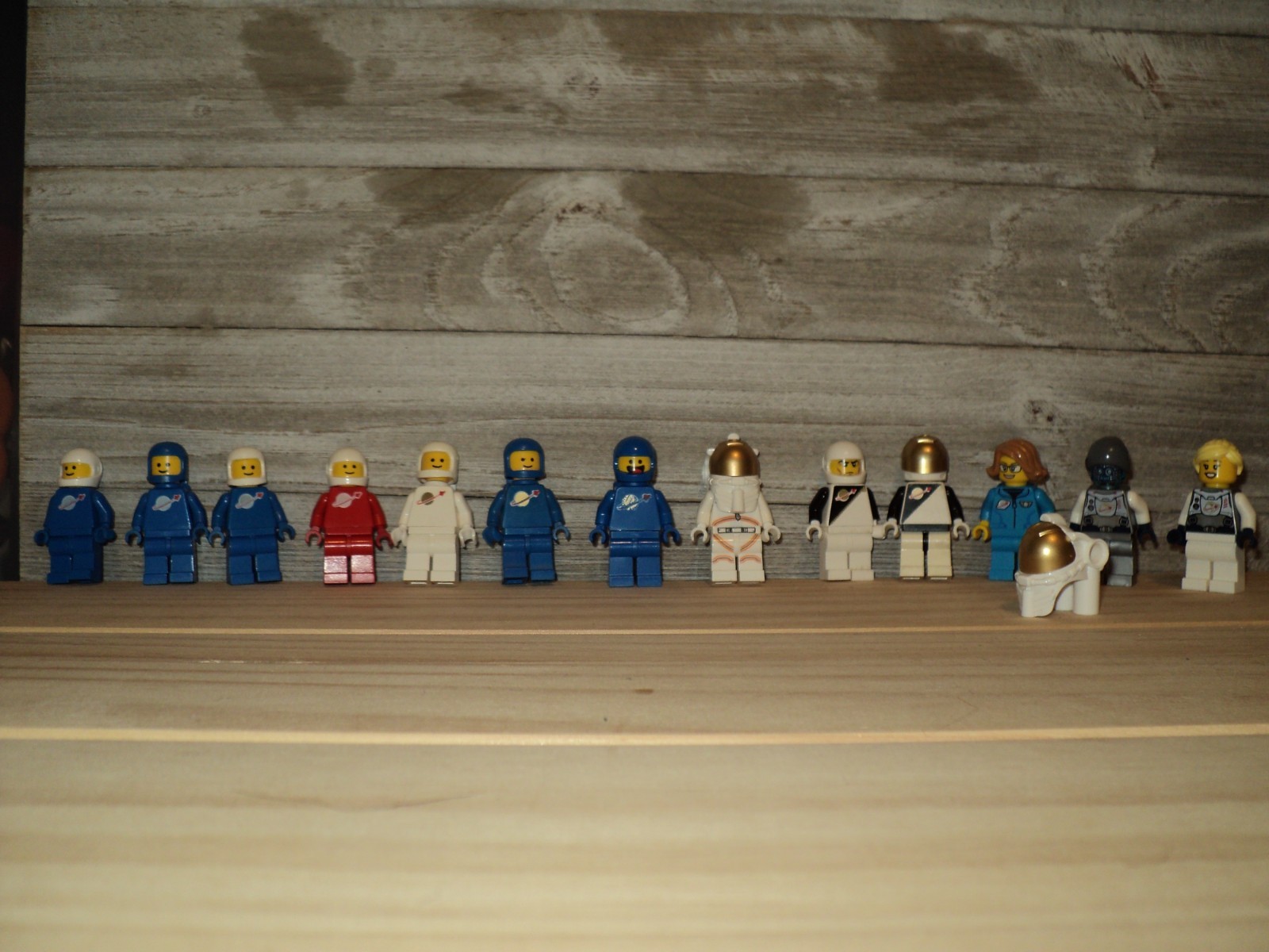 Vintage lego astronaut minifigure lot ( READ DESCRIPTION)