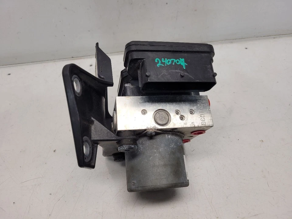 Conjunto de freno antibloqueo Buick Encore 2014 (1,4 L/AT/AWD) n.º de parte: 94786558 Foto 3 de 4